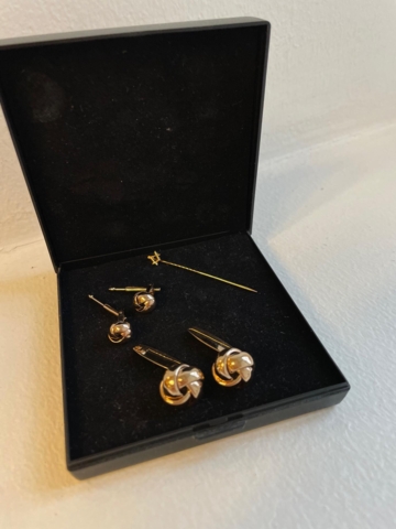 Sæt med manchetknapper, brystknapper og reversnål