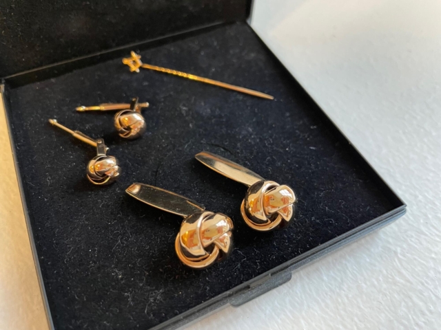 Sæt med manchetknapper, brystknapper og reversnål